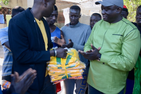 Le président du Casa Sport offre les ASC Djibekel, Yoff, Nameh et Degg des équipement sportifs Le président du Casa Sport offre les ASC Djibekel, Yoff, Nameh et Degg des équipement sportifs