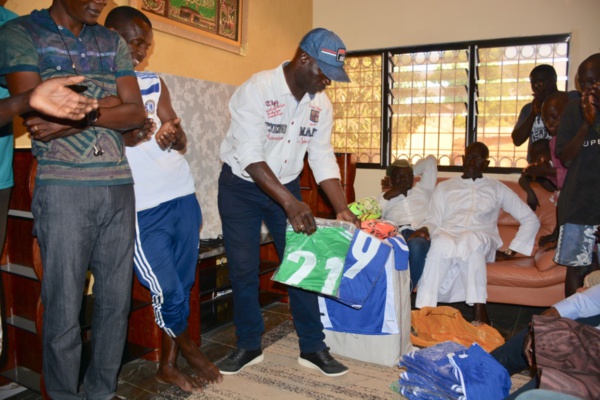 Le président du Casa Sport offre les ASC Djibekel, Yoff, Nameh et Degg des équipement sportifs