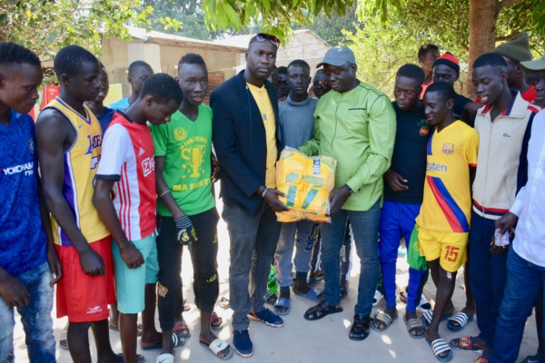 Le président du Casa Sport offre les ASC Djibekel, Yoff, Nameh et Degg des équipement sportifs