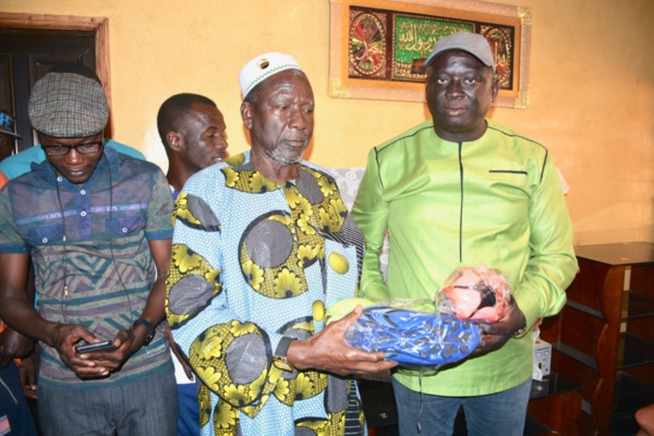 Le président du Casa Sport offre les ASC Djibekel, Yoff, Nameh et Degg des équipement sportifs Le président du Casa Sport offre les ASC Djibekel, Yoff, Nameh et Degg des équipement sportifs
