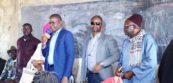 PHOTOS: Dr Ibrahima Mendy remet du matériel bureautique au nouveau lycée de Kénia PHOTOS: Dr Ibrahima Mendy remet du matériel bureautique au nouveau lycée de Kénia