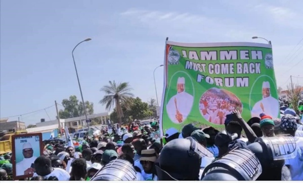 Gambie: des milliers de manifestants réclament le retour de Jammeh