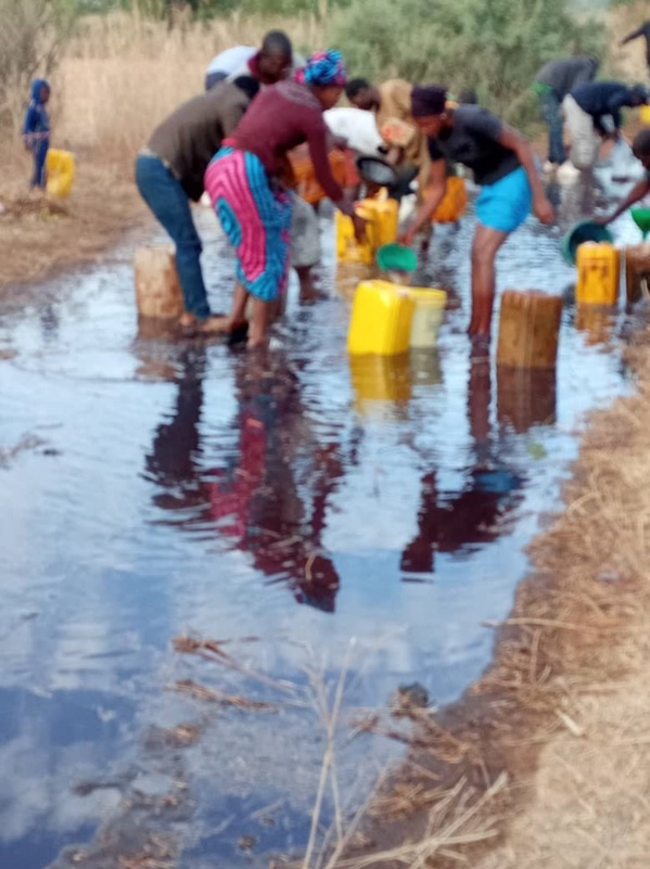 Tataguine: Un camion-citerne se renverse, les populations se servent (Photos)
