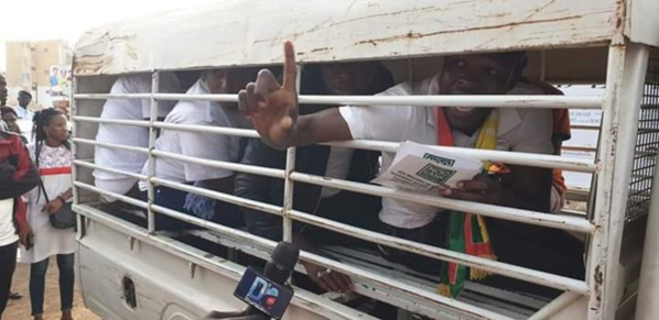 Après quelques minutes entre les mains de la police, les membres de Nio Lank libérés... Après quelques minutes entre les mains de la police, les membres de Nio Lank libérés...