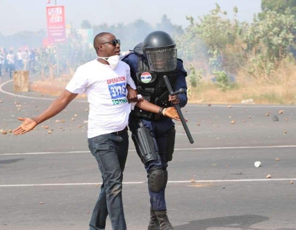 Gambie: Quatre journalistes arrêtés Gambie: Quatre journalistes arrêtés