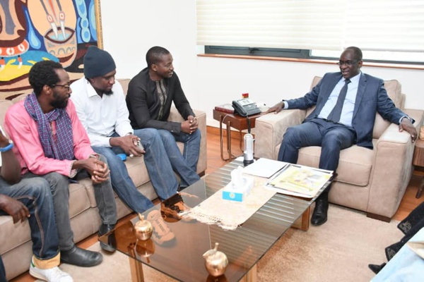 Les membres de Y'en à Marre reçus par le ministre de la santé et de l'action sociale... Les membres de Y'en à Marre reçus par le ministre de la santé et de l'action sociale...