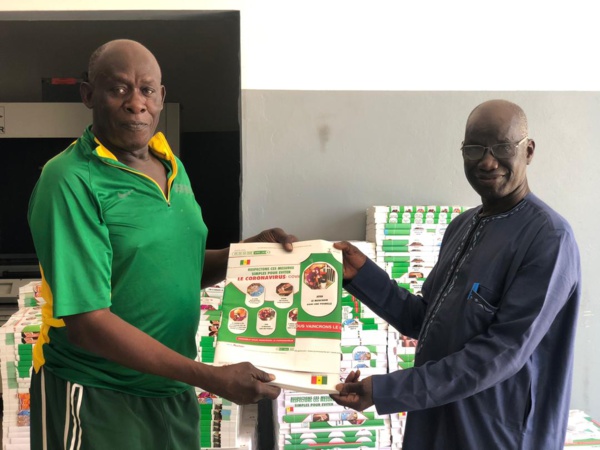 Lutte contre le Covid 19: Baba Tandian offre un million d'affiches au ministère de la santé... (Regardez) Lutte contre le Covid 19: Baba Tandian offre un million d'affiches au ministère de la santé... (Regardez)