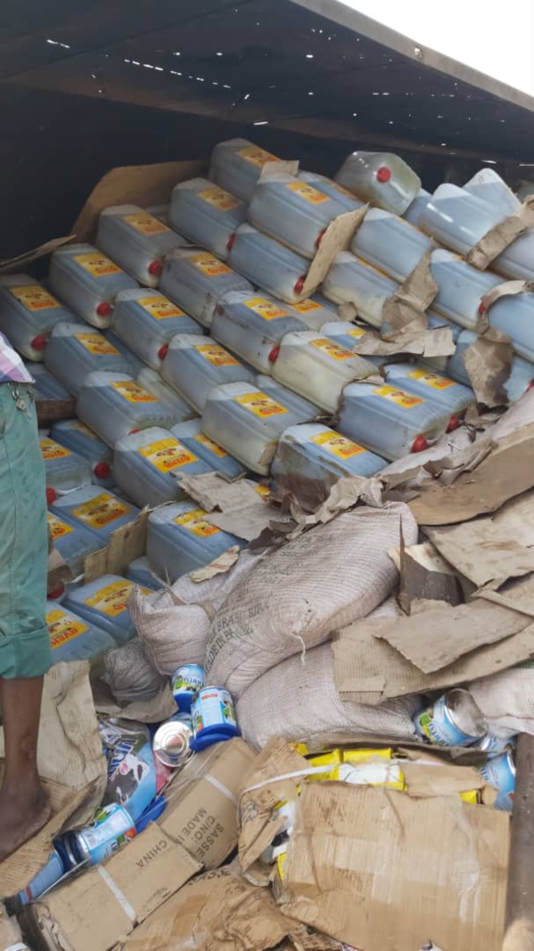 TOBOR: Un camion transportant des produits alimentaires se renverse TOBOR: Un camion transportant des produits alimentaires se renverse