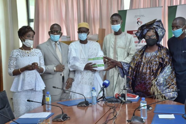 Covid-19: Les 5.000 Kits de "tests rapides" de Karim Wade remis au gouvernement de Maky Sall Covid-19: Les 5.000 Kits de "tests rapides" de Karim Wade remis au gouvernement de Maky Sall