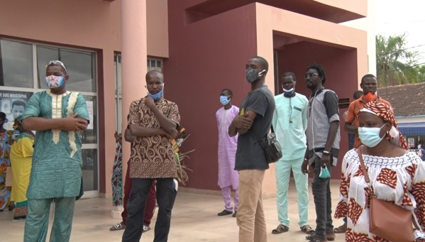 Pour réclamer leur argent, les tailleurs assiègent la mairie de Ziguinchor Pour réclamer leur argent, les tailleurs assiègent la mairie de Ziguinchor