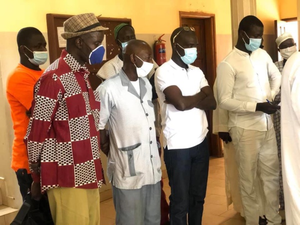Coronavirus: Le ministre Oumar Youm sécurise le département de Mbour avec des produits sanitaires... Coronavirus: Le ministre Oumar Youm sécurise le département de Mbour avec des produits sanitaires...