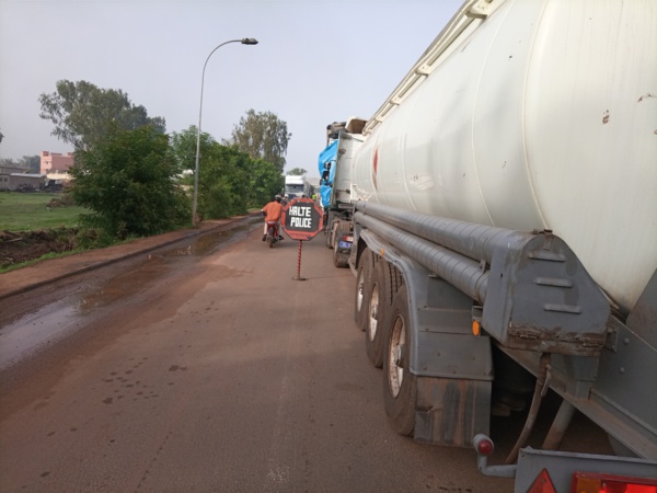 Dernière minute : Au Pont Émilie Badiane, un camion tombe en panne et bloque la circulation...