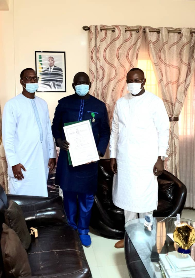 Le Chef de l'Etat, Macky Sall nomme et élève Seydou Sané au grade de... Le Chef de l'Etat, Macky Sall nomme et élève Seydou Sané au grade de...