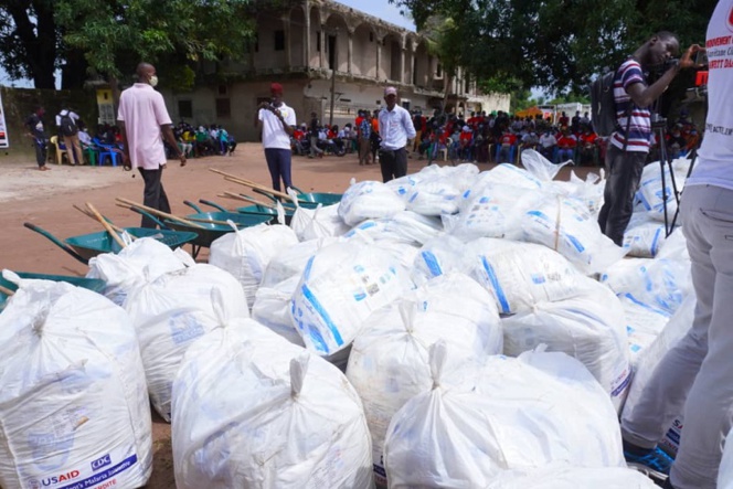 Covid-19: Le leader du mouvement "Kolda Debou" offre des masques, de gel, 5.000 moustiquaires...