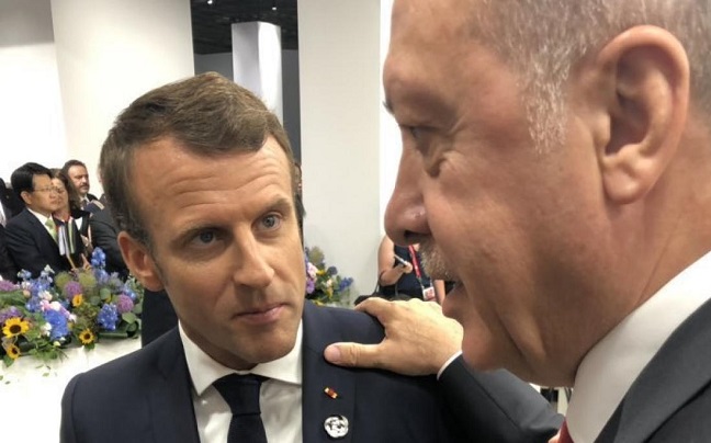 Erdogan dénonce l'attitude de Macron envers les musulmans, l'appelle à subir un "examen de santé mentale"