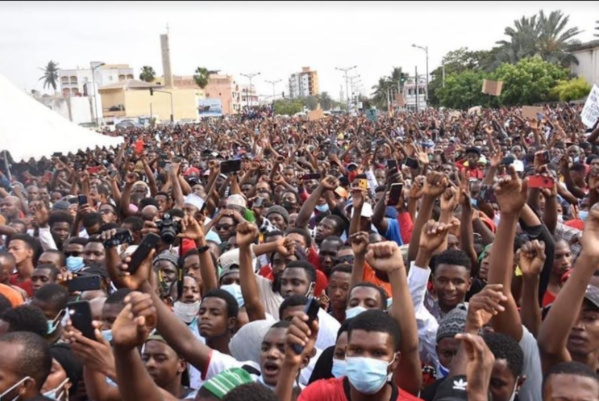 DAKAR: Des ressortissants guinéens demandent le départ d'Alpha Condé DAKAR: Des ressortissants guinéens demandent le départ d'Alpha Condé