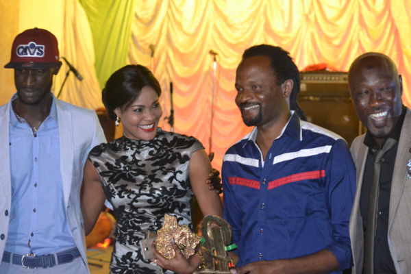 Soumboulou Bathily en parfaite complicité avec ses amis... Soumboulou Bathily en parfaite complicité avec ses amis...