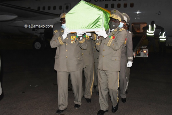 Arrivée à Bamako de la dépouille du président ATT Arrivée à Bamako de la dépouille du président ATT