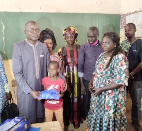 Ziguinchor: Dr Ibrahima Mendy responsable Apériste offre 150 Kits scolaires aux élèves 