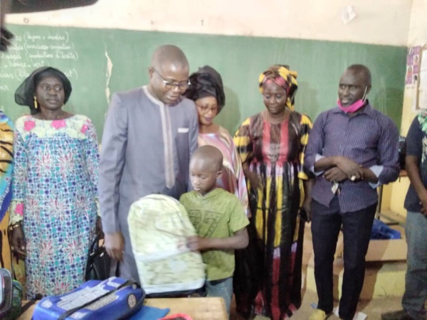 Ziguinchor: Dr Ibrahima Mendy responsable Apériste offre 150 Kits scolaires aux élèves 