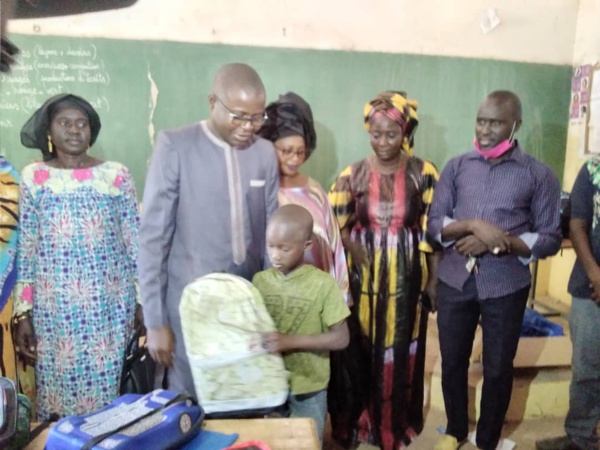 Ziguinchor: Dr Ibrahima Mendy responsable Apériste offre 150 Kits scolaires aux élèves Ziguinchor: Dr Ibrahima Mendy responsable Apériste offre 150 Kits scolaires aux élèves
