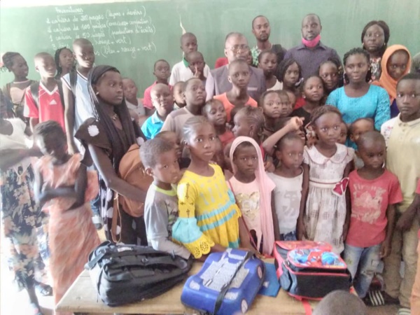 Ziguinchor: Dr Ibrahima Mendy responsable Apériste offre 150 Kits scolaires aux élèves Ziguinchor: Dr Ibrahima Mendy responsable Apériste offre 150 Kits scolaires aux élèves