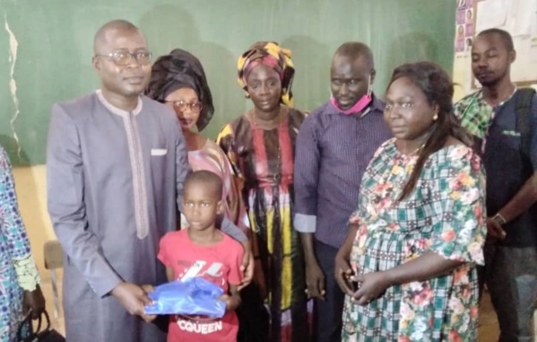 Ziguinchor: Dr Ibrahima Mendy responsable Apériste offre 150 Kits scolaires aux élèves 