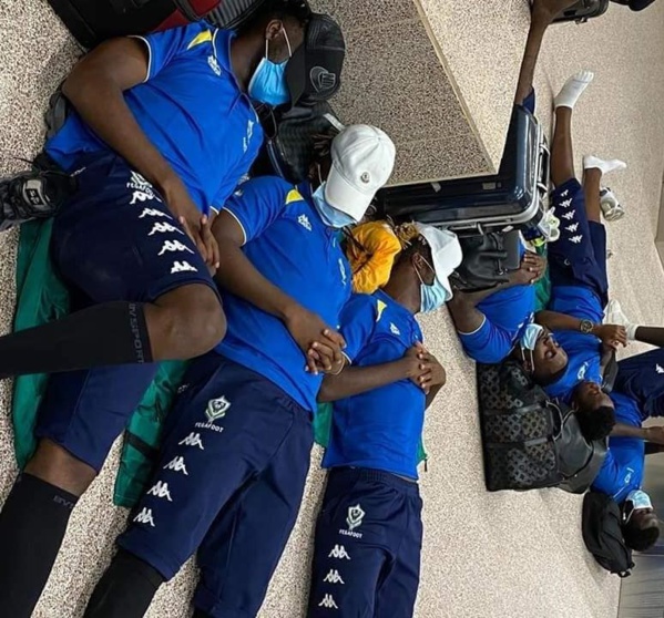Les Gabonais passent la nuit à l'aéroport de Banjul Les Gabonais passent la nuit à l'aéroport de Banjul