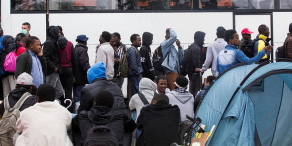 Paris: 200 migrants délogés par la police