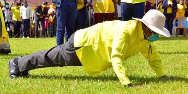 Ouganda : Le Président de la république montre son « endurance » grâce à des push-ups