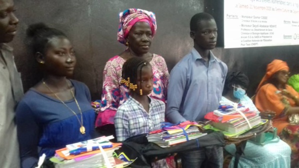 Ziguinchor: L'association "la boussole " remet des kits scolaires aux élèves... Ziguinchor: L'association "la boussole " remet des kits scolaires aux élèves...