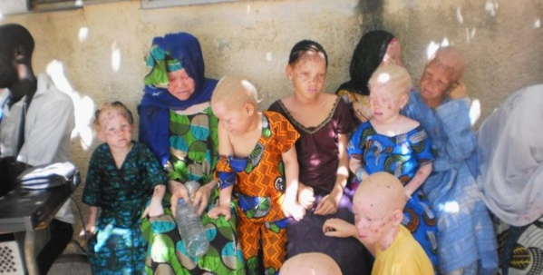 « Nous brûlons le jour et gémissons la nuit » « Nous brûlons le jour et gémissons la nuit »