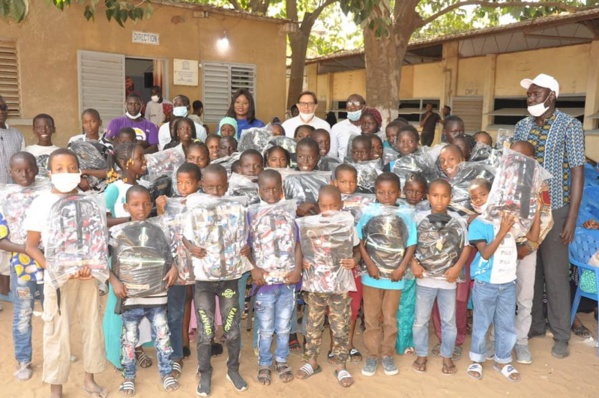 Grand Yoff: Fatoumata Niang Ba, Présidente de l'UDES/R et ses partenaires offrent des kits scolaires aux élèves 