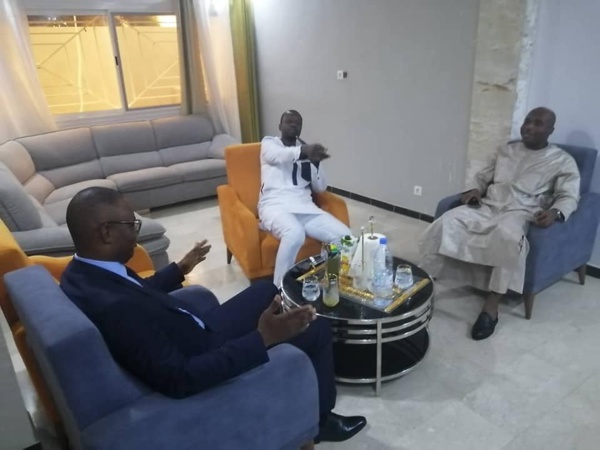 Incroyable ! Sonko "réconcilie" Barthélémy Dias et Me Moussa Diop Incroyable ! Sonko "réconcilie" Barthélémy Dias et Me Moussa Diop