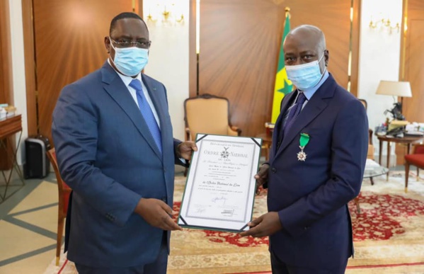 Macky Sall décore six représentants d'organisations patronales Macky Sall décore six représentants d'organisations patronales