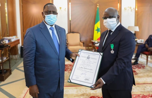 Macky Sall décore six représentants d'organisations patronales