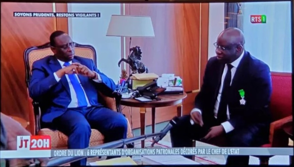 Macky Sall décore six représentants d'organisations patronales Macky Sall décore six représentants d'organisations patronales
