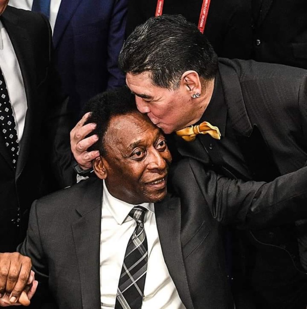 L'hommage de la légende brésilienne Pelé après le décès de Diego Maradona L'hommage de la légende brésilienne Pelé après le décès de Diego Maradona