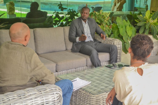 Ousmane Sonko avec les journalistes du magazine "Jeune Afrique" Ousmane Sonko avec les journalistes du magazine "Jeune Afrique"