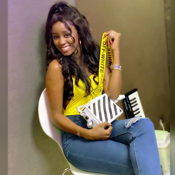 Queen Biz envoie un message à ses fans