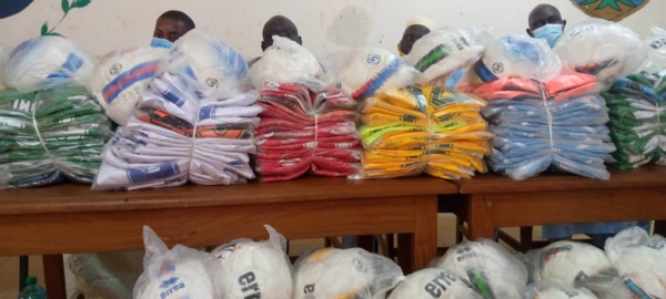 Sedhiou: Le président du Casa Sport offre les clubs de football des maillots, godasses... 