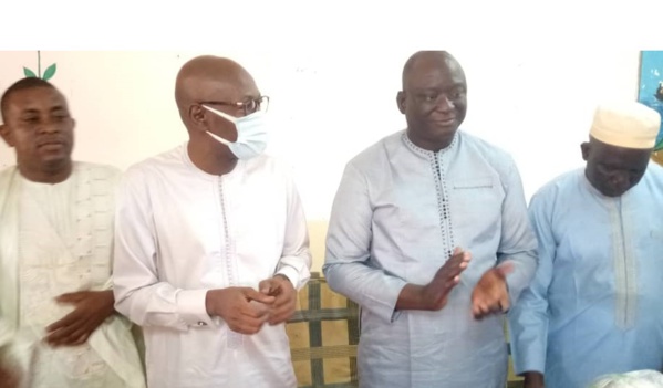 Sedhiou: Le président du Casa Sport offre les clubs de football des maillots, godasses... Sedhiou: Le président du Casa Sport offre les clubs de football des maillots, godasses...