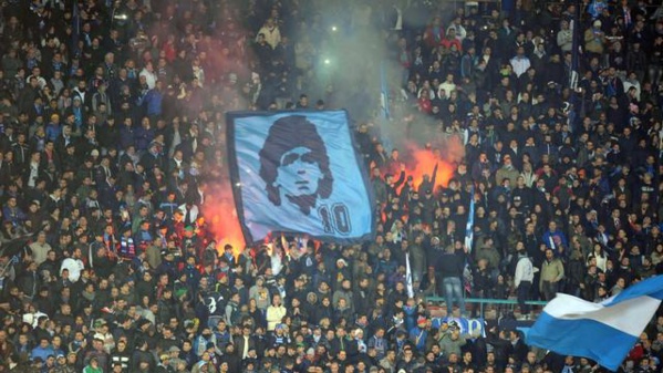 Le stade de Naples officiellement rebaptisé du nom de Diego Armando Maradona Le stade de Naples officiellement rebaptisé du nom de Diego Armando Maradona