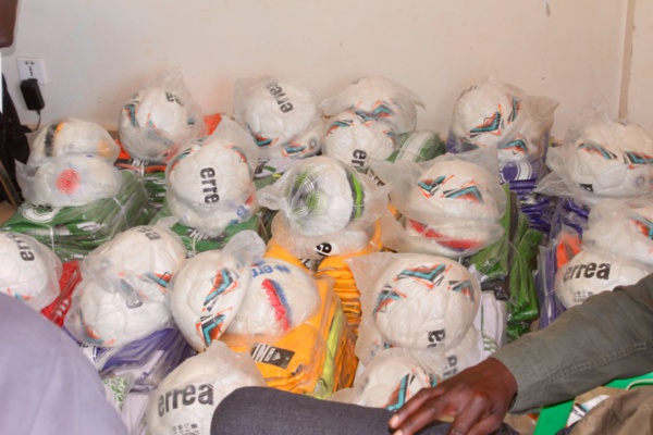 Equipements Sportifs pour les clubs de la Casamance: Le président Seydou Sané a dépensé plus de 10 millions FCFA Equipements Sportifs pour les clubs de la Casamance: Le président Seydou Sané a dépensé plus de 10 millions FCFA