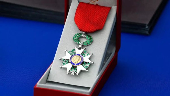 Après la Légion d'honneur de Macron au président Egyptien, un écrivain italien rend la sienne Après la Légion d'honneur de Macron au président Egyptien, un écrivain italien rend la sienne