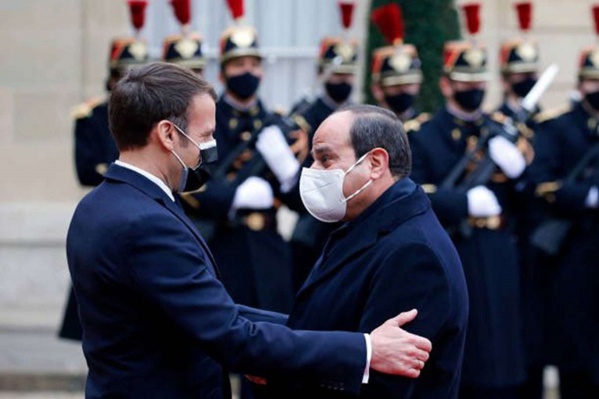Après la Légion d'honneur de Macron au président Egyptien, un écrivain italien rend la sienne Après la Légion d'honneur de Macron au président Egyptien, un écrivain italien rend la sienne