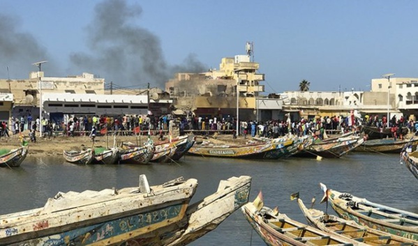 Saint Louis: La population marche contre " l'Avenue Macky Sall " Saint Louis: La population marche contre " l'Avenue Macky Sall "