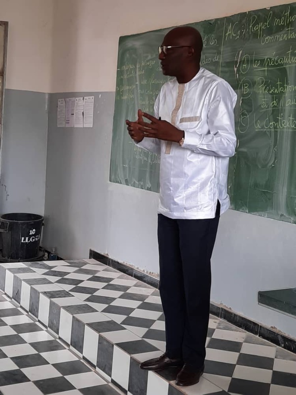 Lycée Lamine Guèye : le ministre Abdoulaye Diop de retour en classe Lycée Lamine Guèye : le ministre Abdoulaye Diop de retour en classe