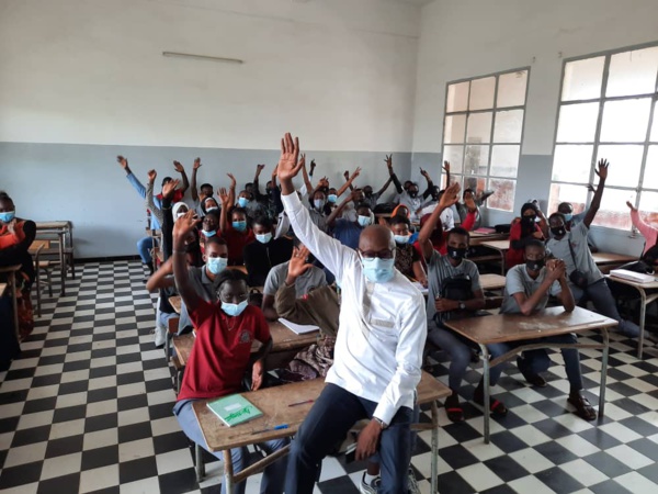 Lycée Lamine Guèye : le ministre Abdoulaye Diop de retour en classe Lycée Lamine Guèye : le ministre Abdoulaye Diop de retour en classe