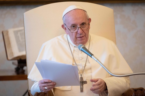 Le Pape fustige la "concurrence" pour le vaccin 